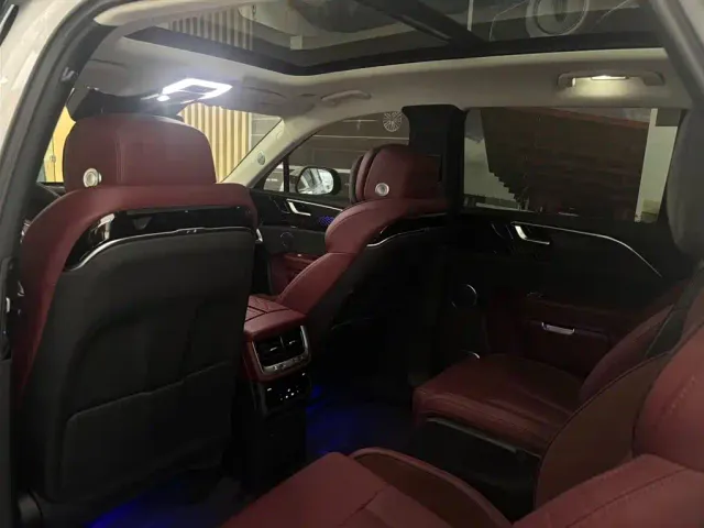 Hongqi E-HS9 — Фото автомобиля 10