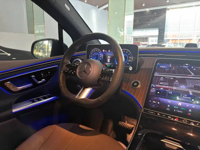 Mercedes-Benz EQE SUV — Фото автомобиля 9