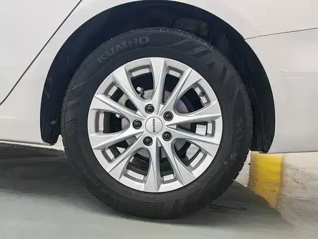 Roewe i5 — Фото автомобиля 15