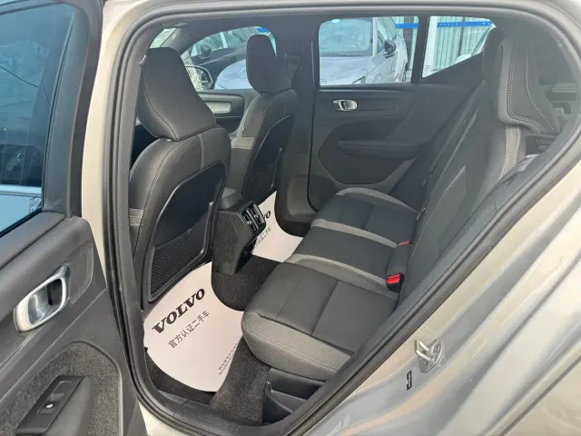 Volvo XC40 — Фото автомобиля 4