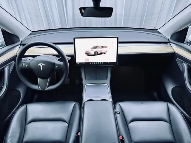 Tesla Model Y — Фото автомобиля 12