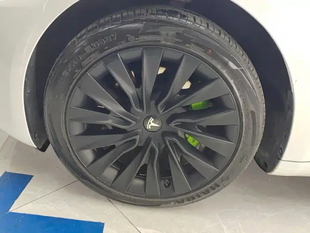 Tesla Model 3 — Фото автомобиля 6