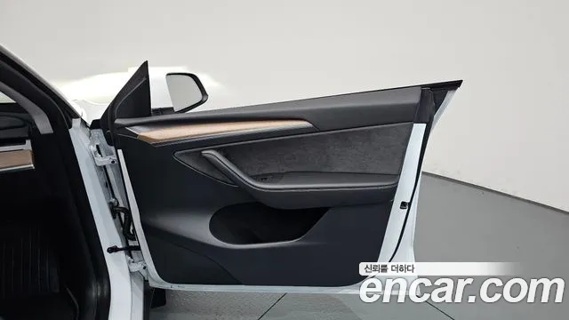 Tesla Model Y — Фото автомобиля 13