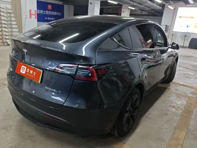 Tesla Model Y — Фото автомобиля 12
