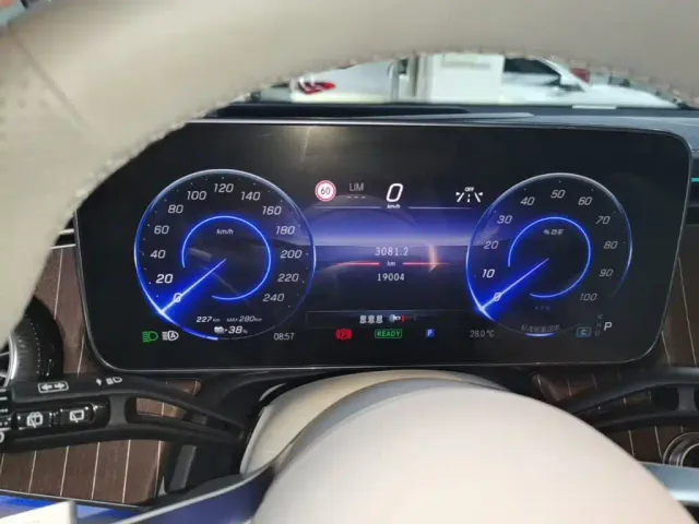Mercedes-Benz EQE SUV — Фото автомобиля 11