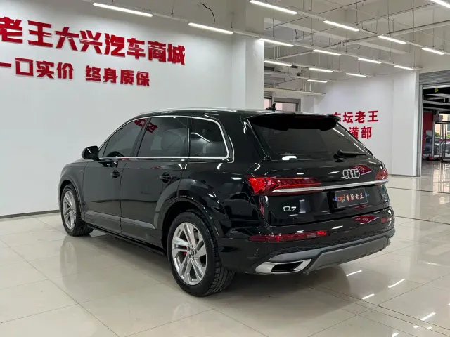 Audi Q7 — Фото автомобиля 9