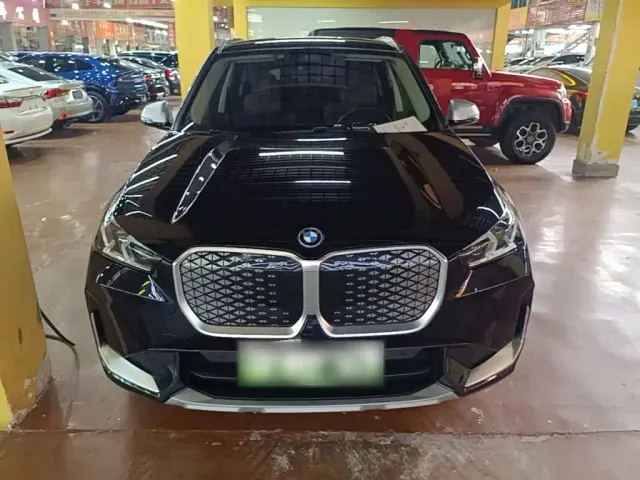 BMW iX1 — Фото автомобиля 2