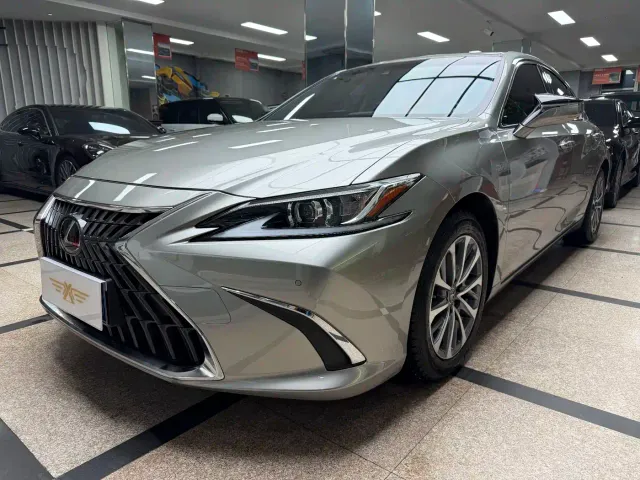 Фотография автомобиля — Lexus ES