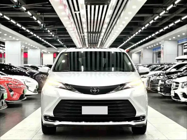 Toyota Sienna — Фото автомобиля 2