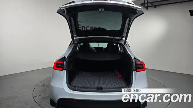 Tesla Model Y — Фото автомобиля 17