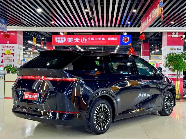 Xpeng X9 — Фото автомобиля 4