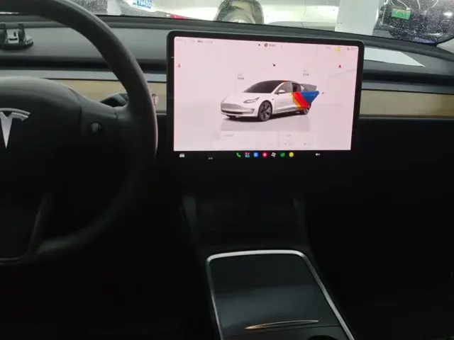 Tesla Model 3 — Фото автомобиля 13