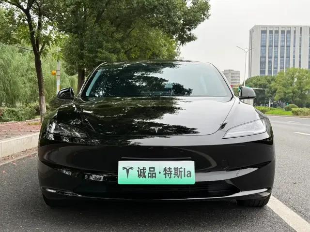 Tesla Model 3 — Фото автомобиля 8