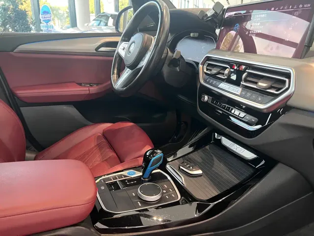BMW iX3 — Фото автомобиля 11