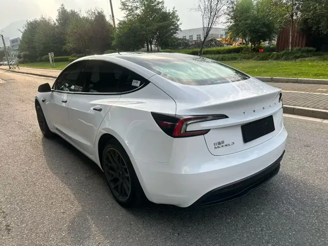 Tesla Model 3 — Фото автомобиля 4