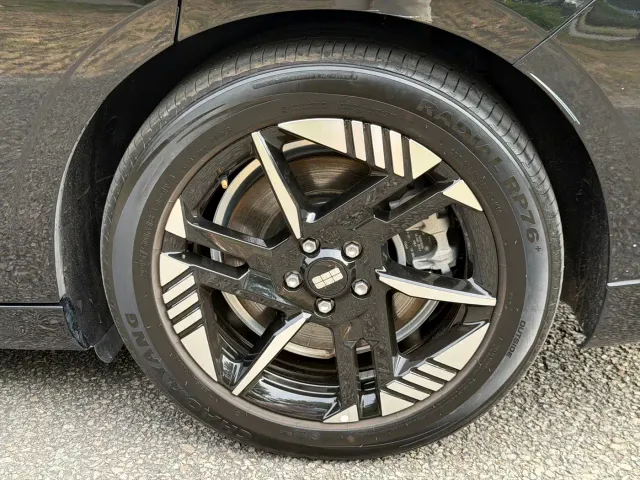 Geely Galaxy E8 — Фото автомобиля 17