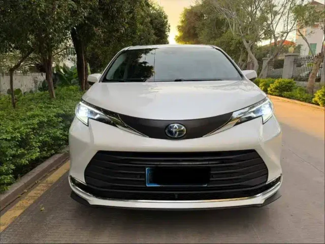 Toyota Sienna — Фото автомобиля 2