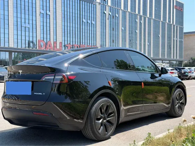 Tesla Model Y — Фото автомобиля 14