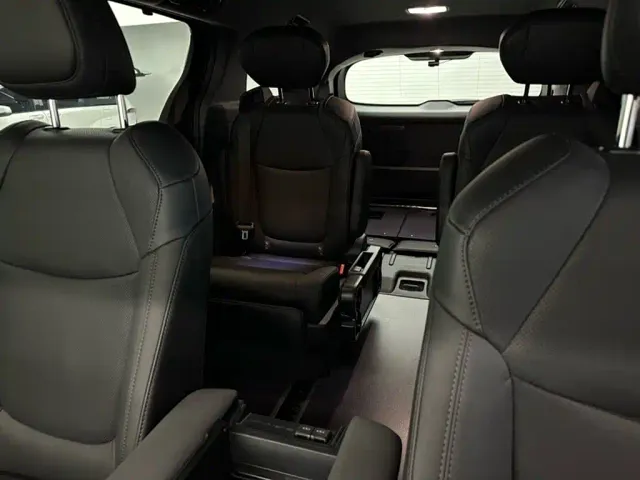 Toyota Sienna — Фото автомобиля 6