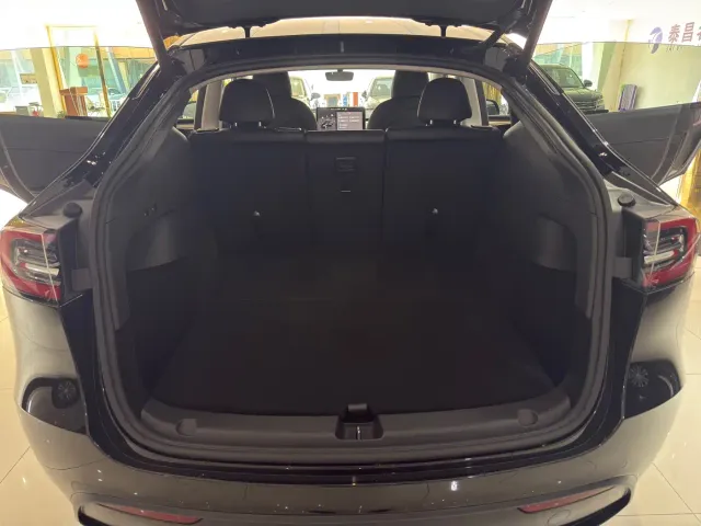 Tesla Model Y — Фото автомобиля 16