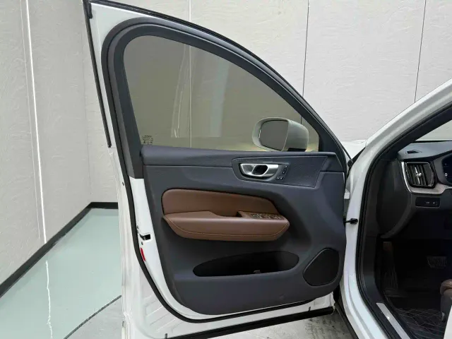 Volvo XC60 — Фото автомобиля 24