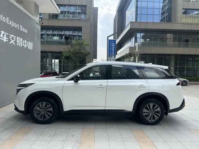 Nissan Terra — Фото автомобиля 3