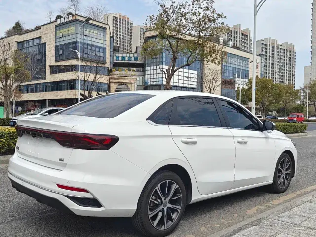 Geely Emgrand — Фото автомобиля 13