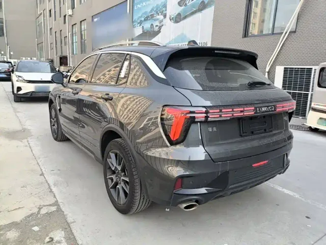 Lynk & Co 01 — Фото автомобиля 4