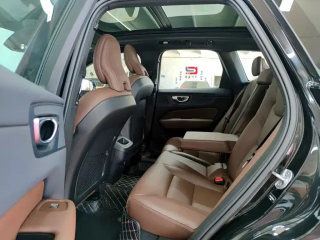 Volvo XC60 — Фото автомобиля 10