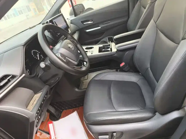 Toyota Sienna — Фото автомобиля 14