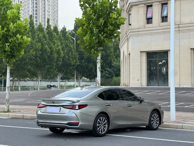 Lexus ES — Фото автомобиля 16