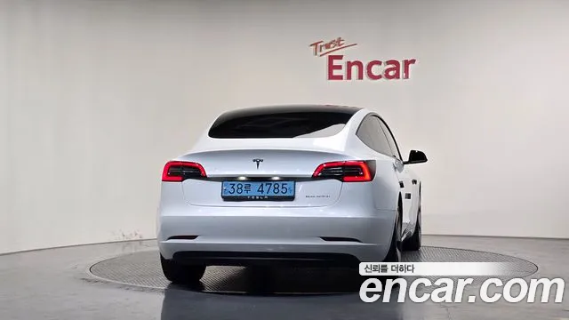 Tesla Model 3 — Фото автомобиля 4