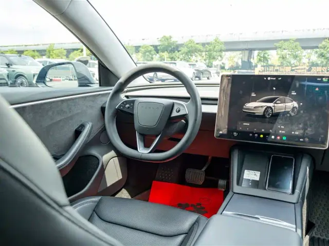 Tesla Model 3 — Фото автомобиля 17