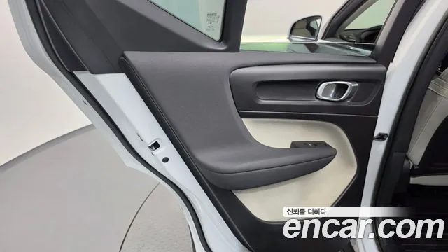 Volvo XC40 — Фото автомобиля 14