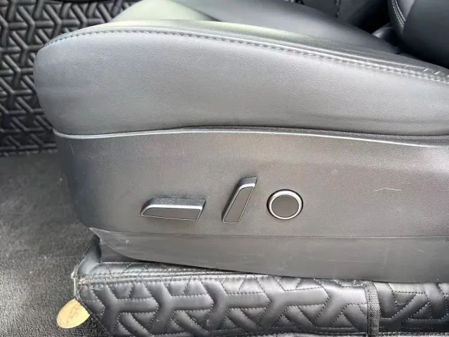 Tesla Model Y — Фото автомобиля 23