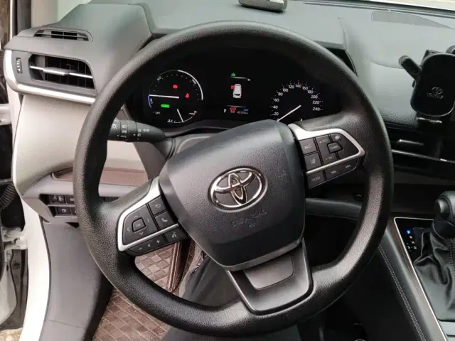 Toyota Sienna — Фото автомобиля 15