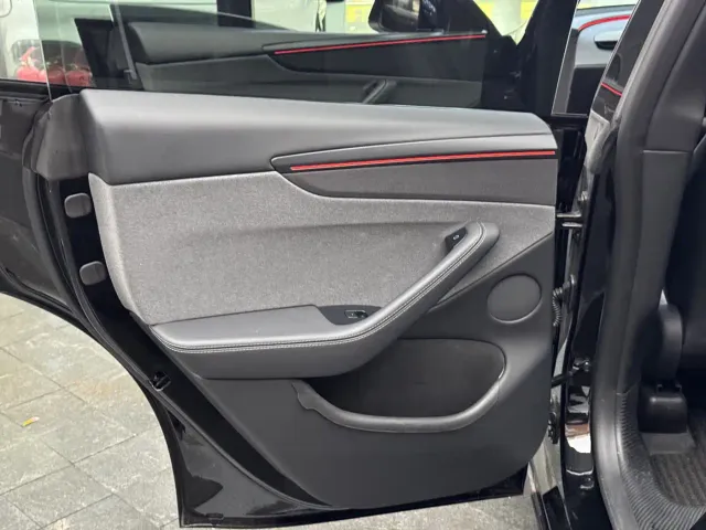 Tesla Model Y — Фото автомобиля 14