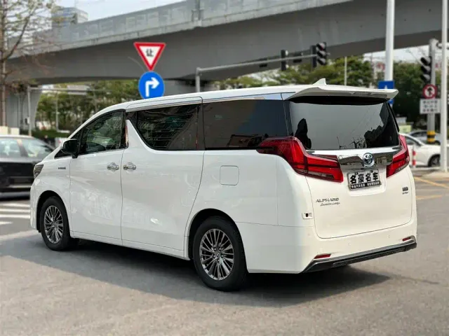 Toyota Alphard — Фото автомобиля 4