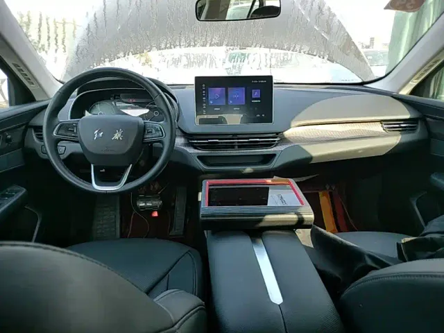 Hongqi E-QM5 — Фото автомобиля 9