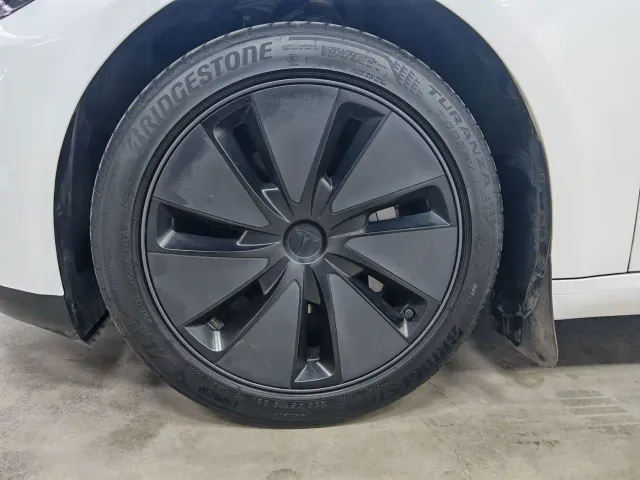 Tesla Model 3 — Фото автомобиля 15