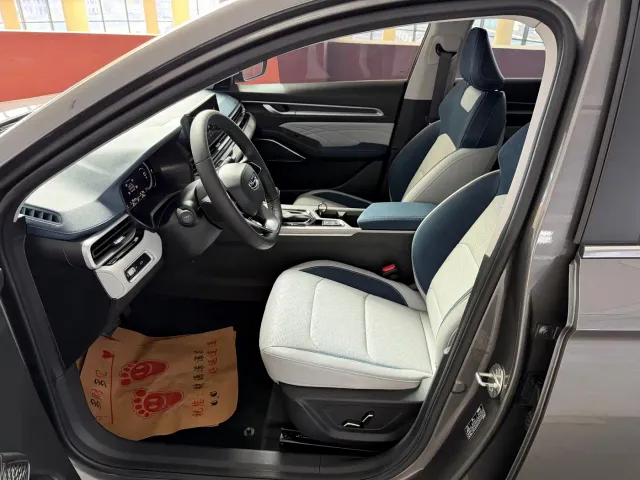Geely Emgrand — Фото автомобиля 6