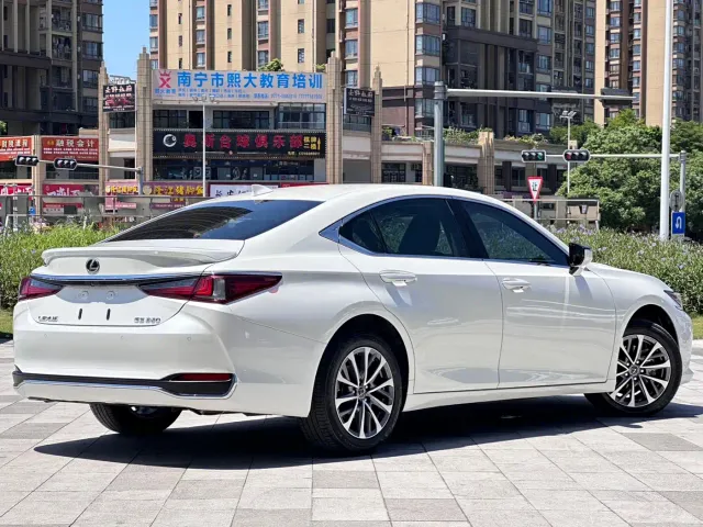Lexus ES — Фото автомобиля 5