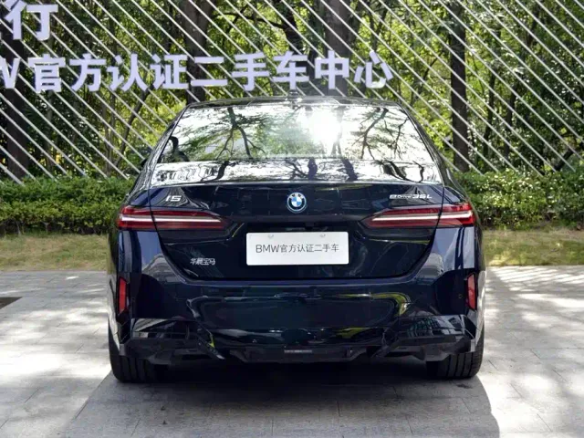 BMW i5 — Фото автомобиля 3