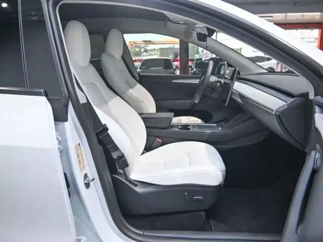 Tesla Model Y — Фото автомобиля 24