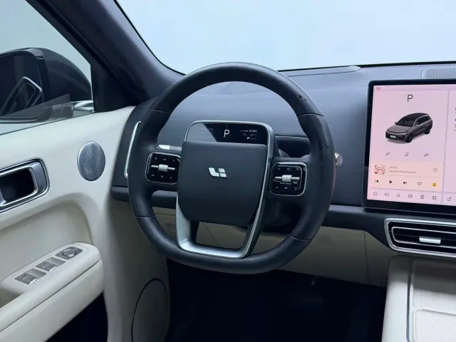 Li Auto L8 — Фото автомобиля 15