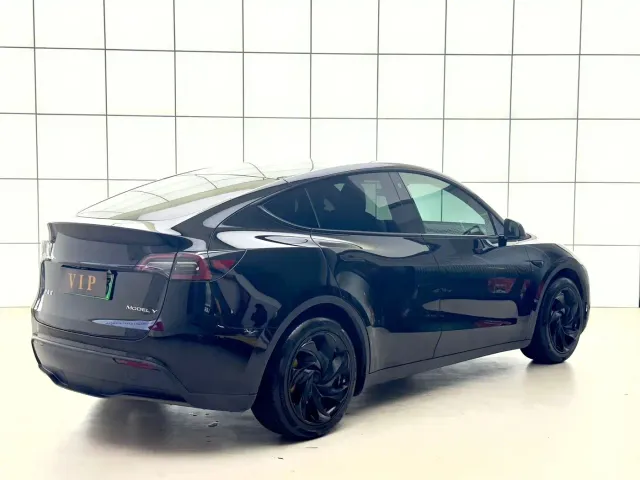 Tesla Model Y — Фото автомобиля 18