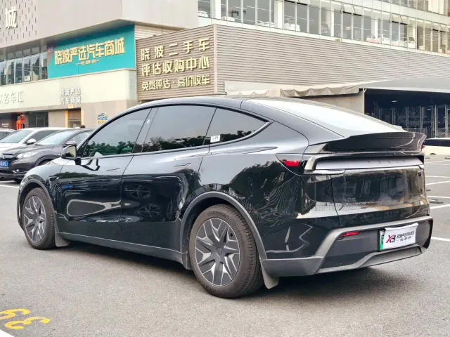 Tesla Model Y L — Фото автомобиля 3