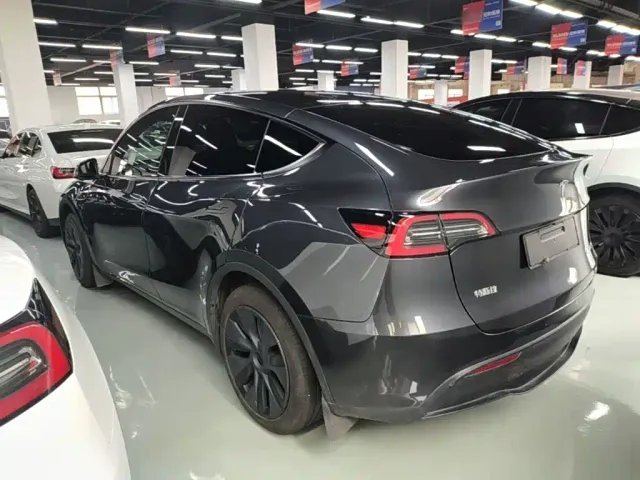 Tesla Model Y — Фото автомобиля 4