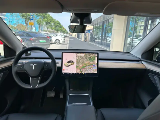 Tesla Model Y — Фото автомобиля 9