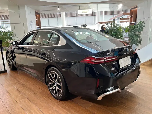 BMW i5 — Фото автомобиля 4